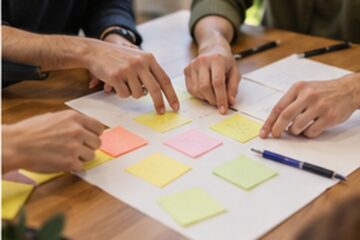 Fogli con una sequenza di lavoro e frecce disegnate a mano senza testo
